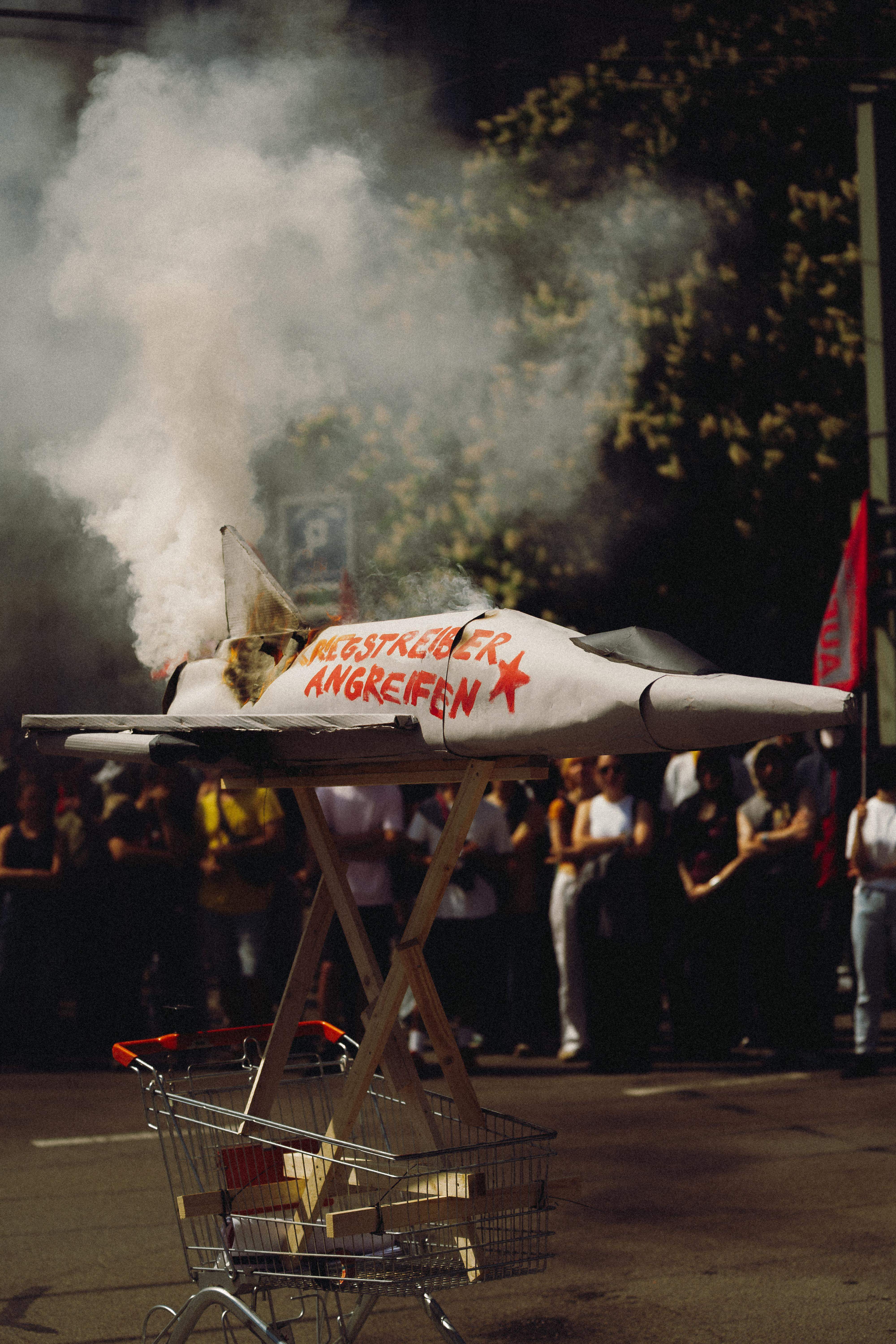 Modell eines Kampfjets wird abgefackelt