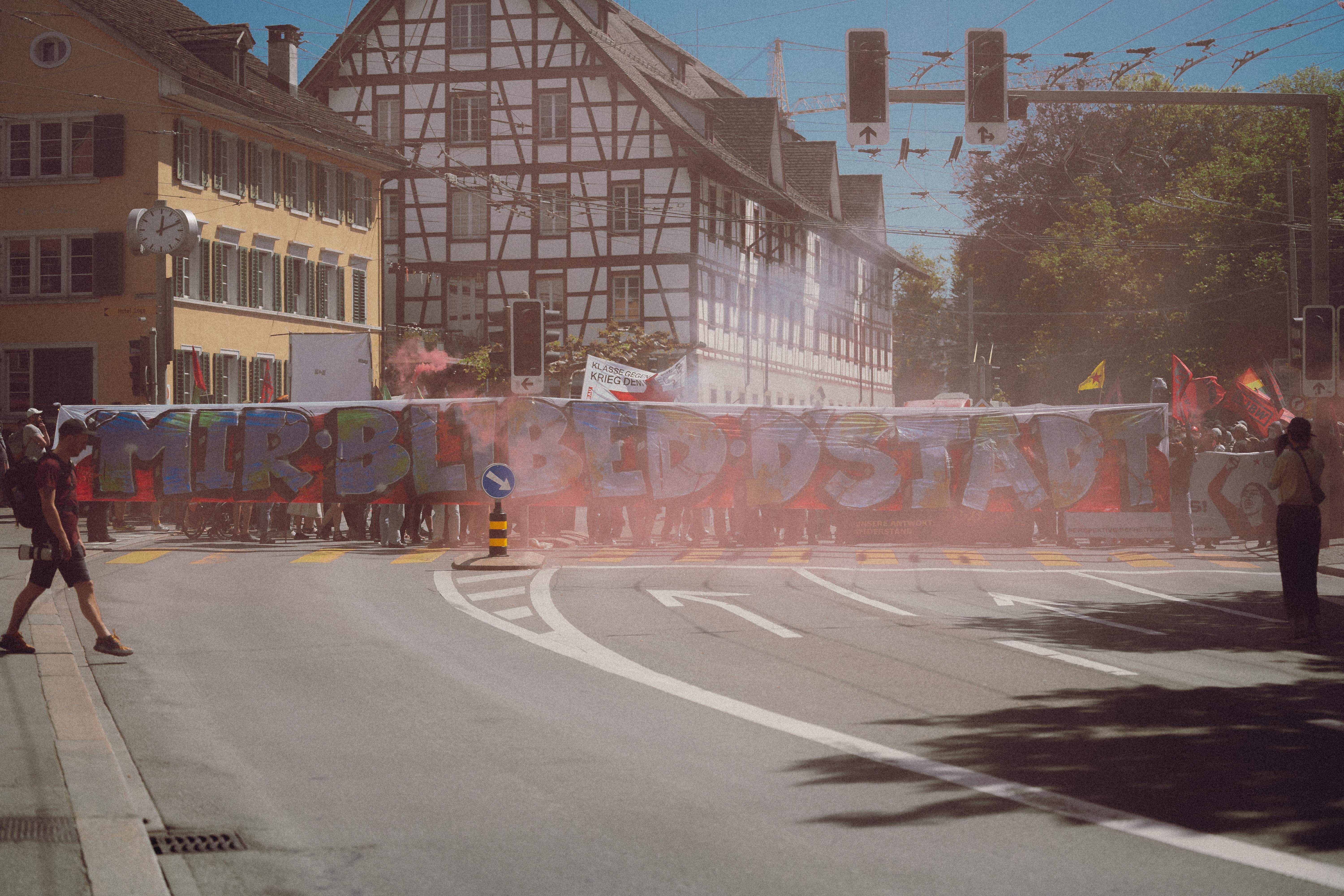 Technikumstrasse wird mit Langem Transparent abgeriegelt für Besetzung