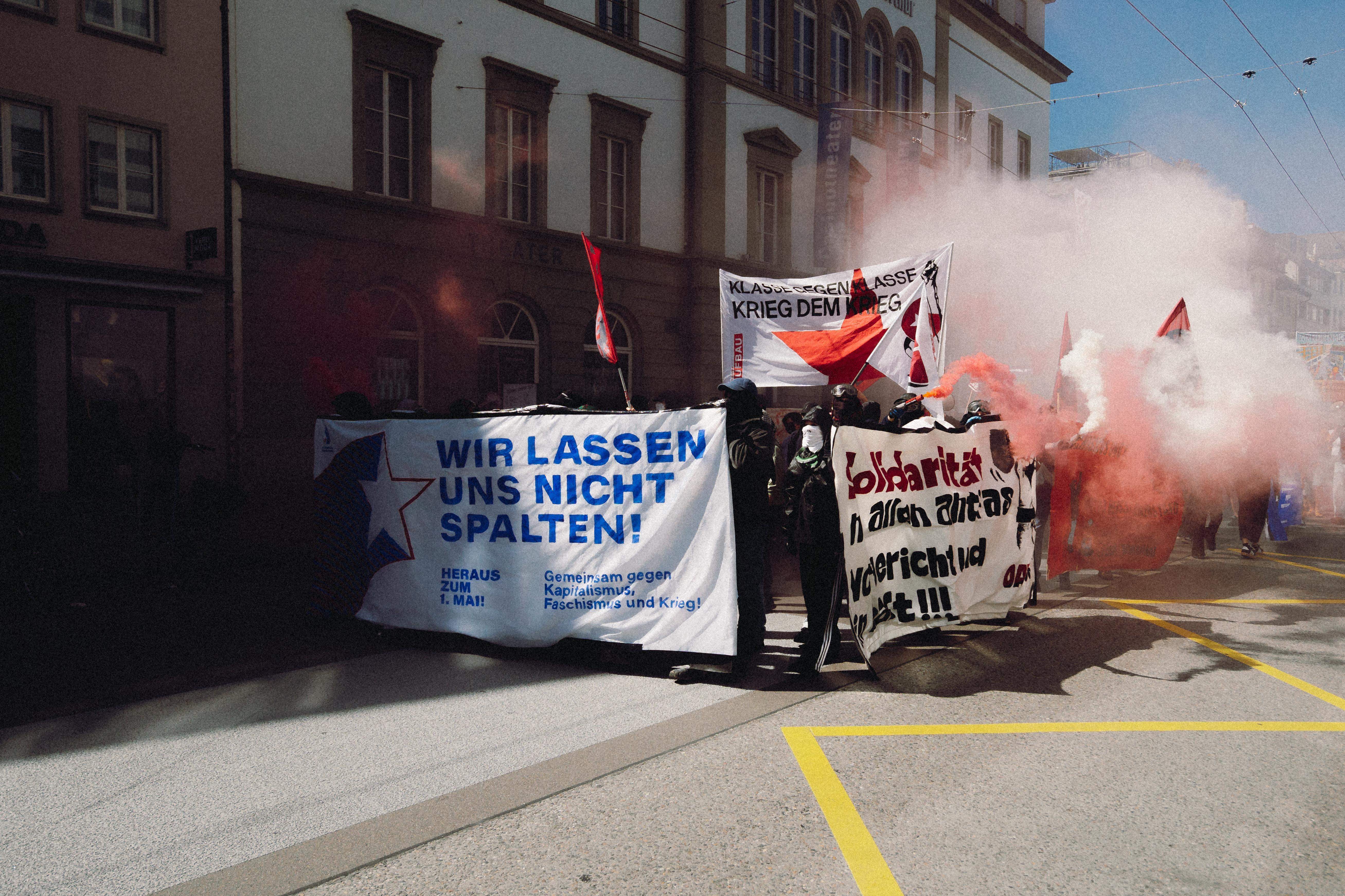 Demo revolutionärer Block mit Rauch