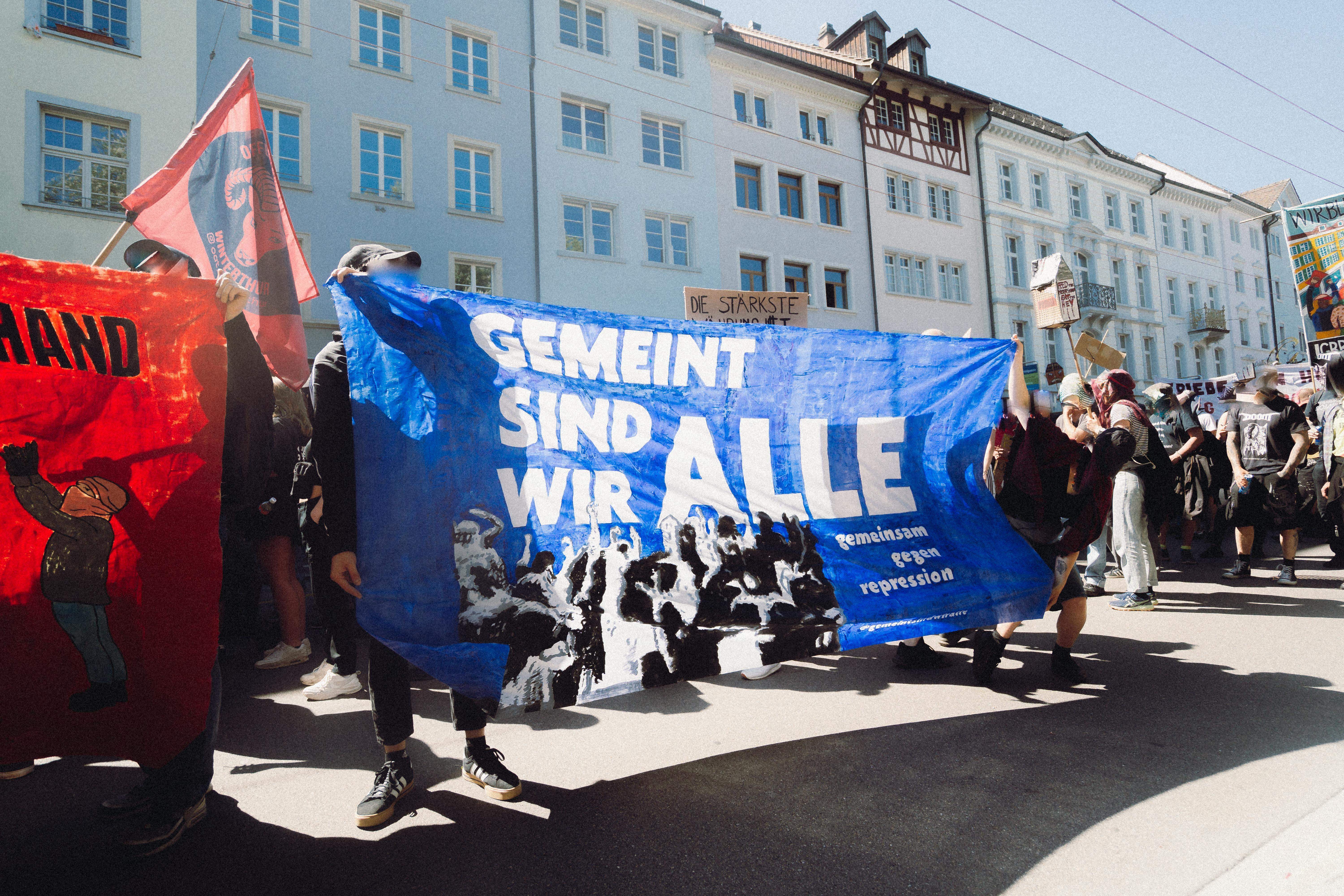 Transparent der Solikampagne Gemeint sind wir alle