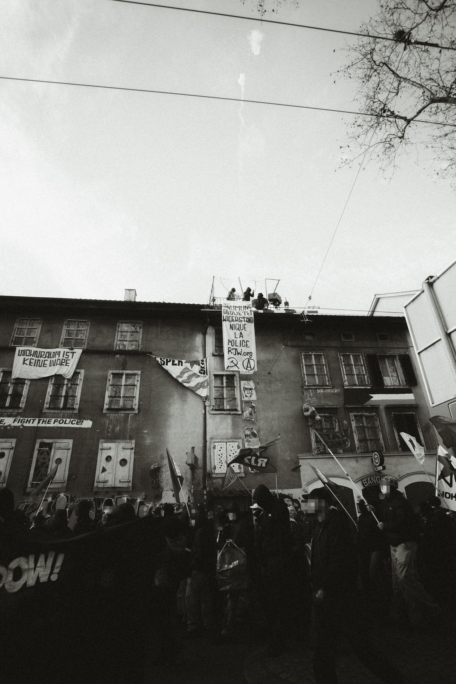 Demo vor der Gisi mit Feuerwerk
